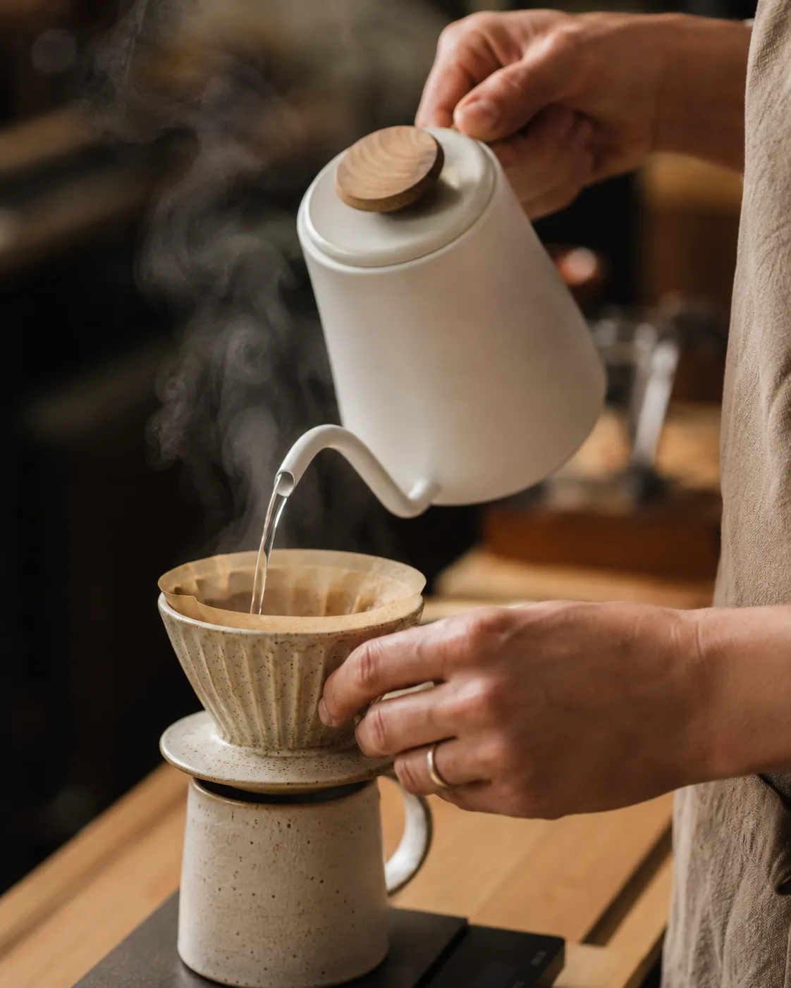 Manos de barista preparando café de especialidad.